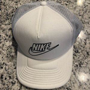Men’s Nike White & Grey SnapBack Trucker Hat